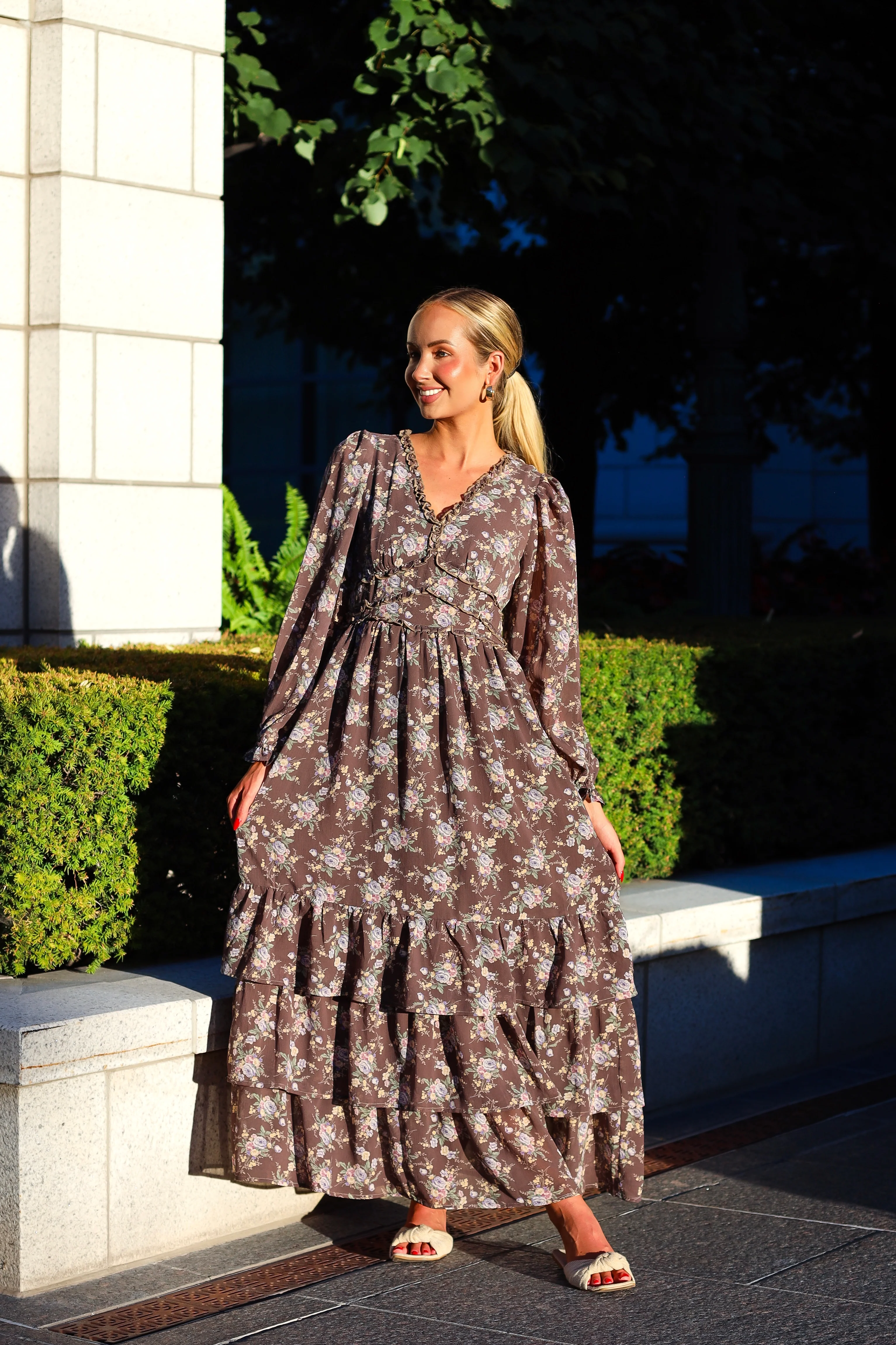 The Flourish Mocha Mousse Floral Dresses - XNAUWBI