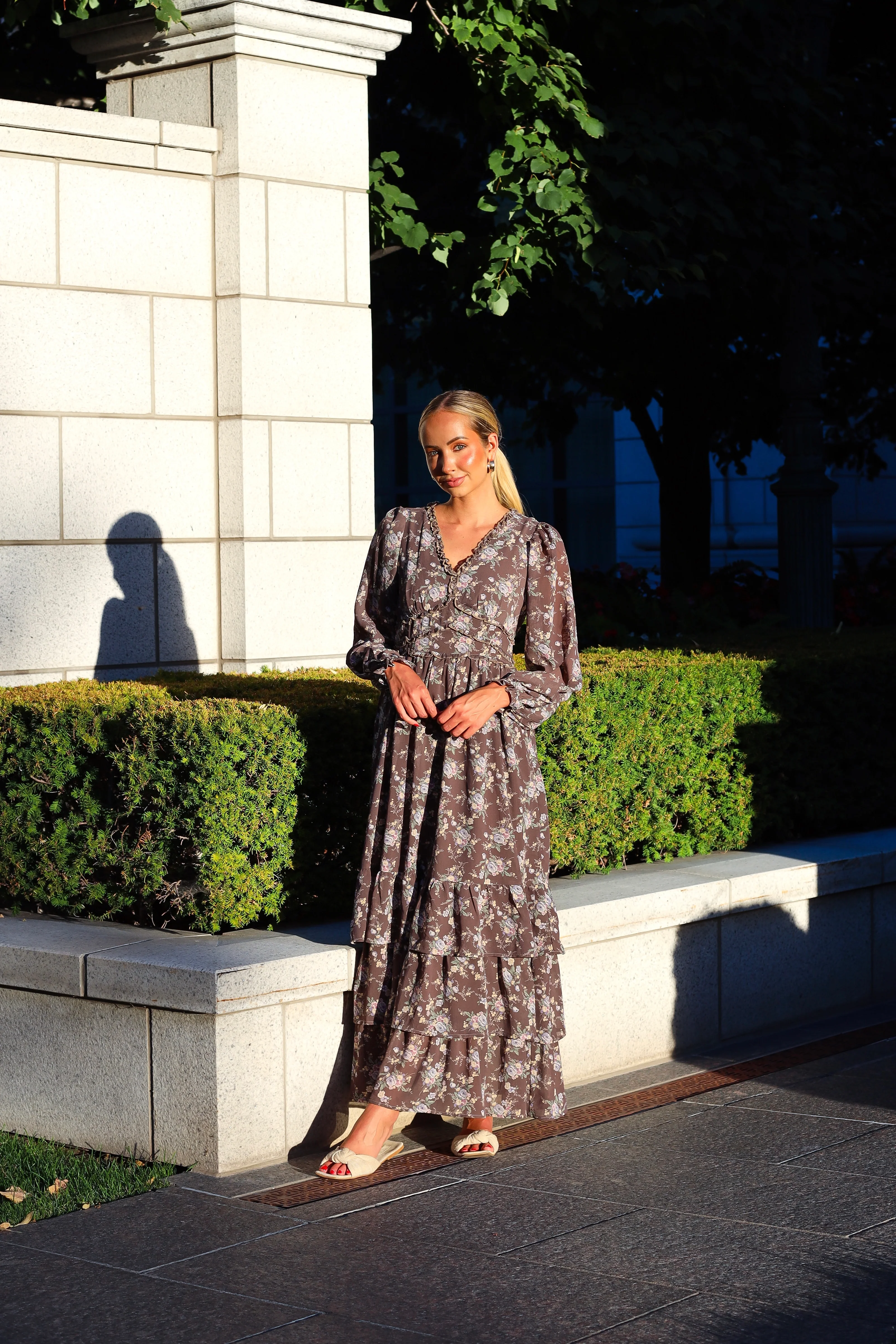 The Flourish Mocha Mousse Floral Dresses - XNAUWBI