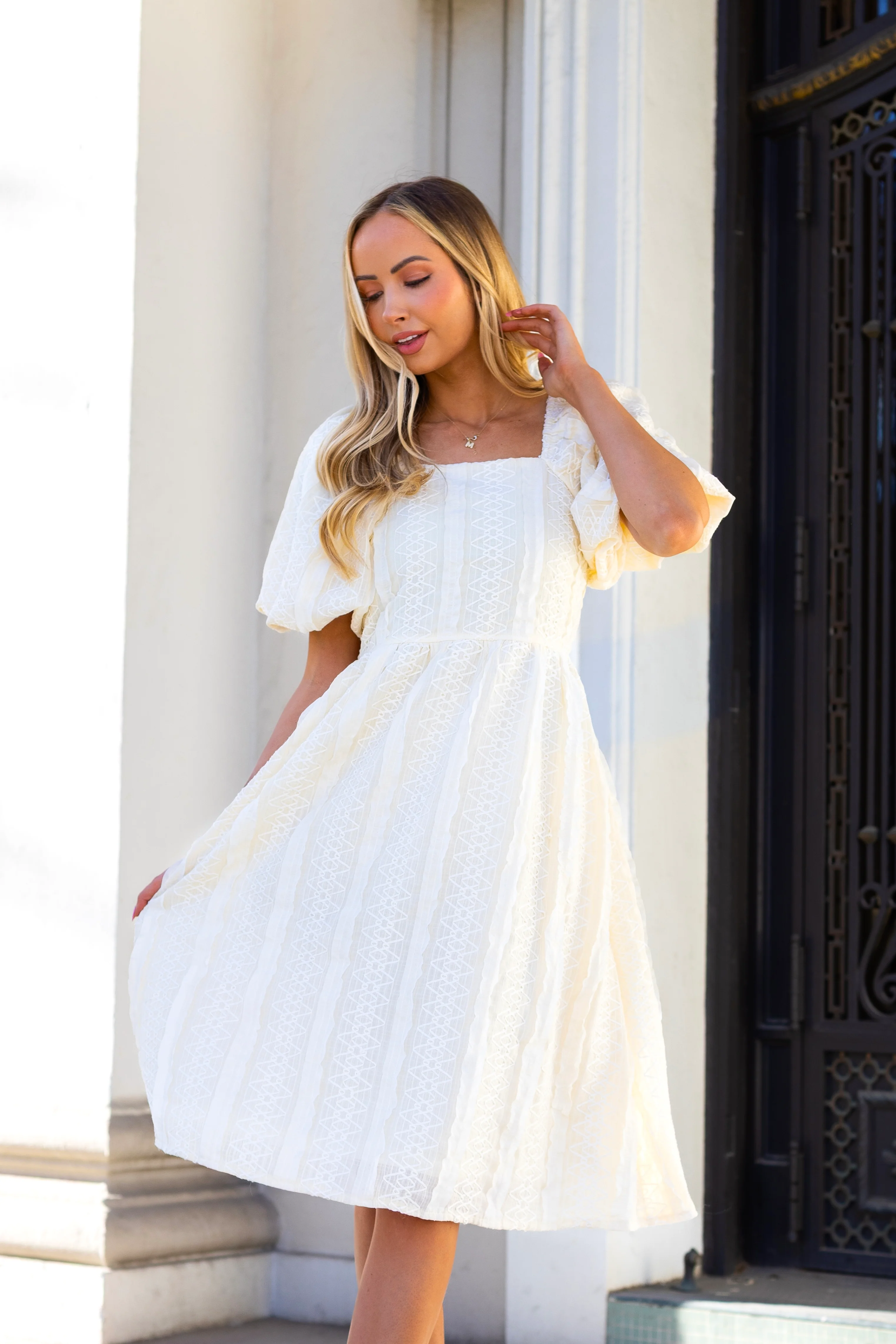 The Lyra Cream Texture Lace Dresses - XNAUWBI