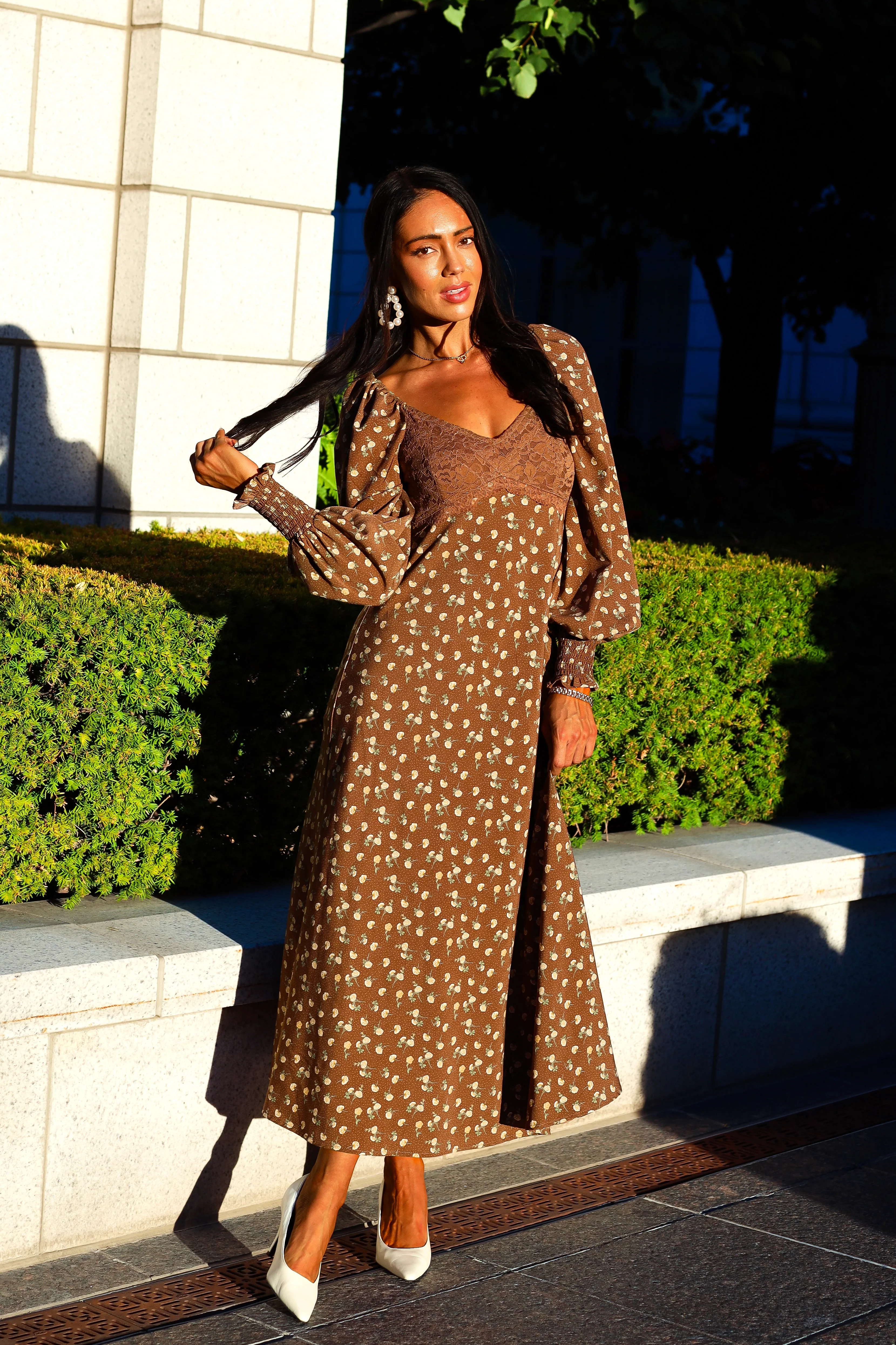 The Jenelle Mocha Mousse Floral Dresses - XNAUWBI