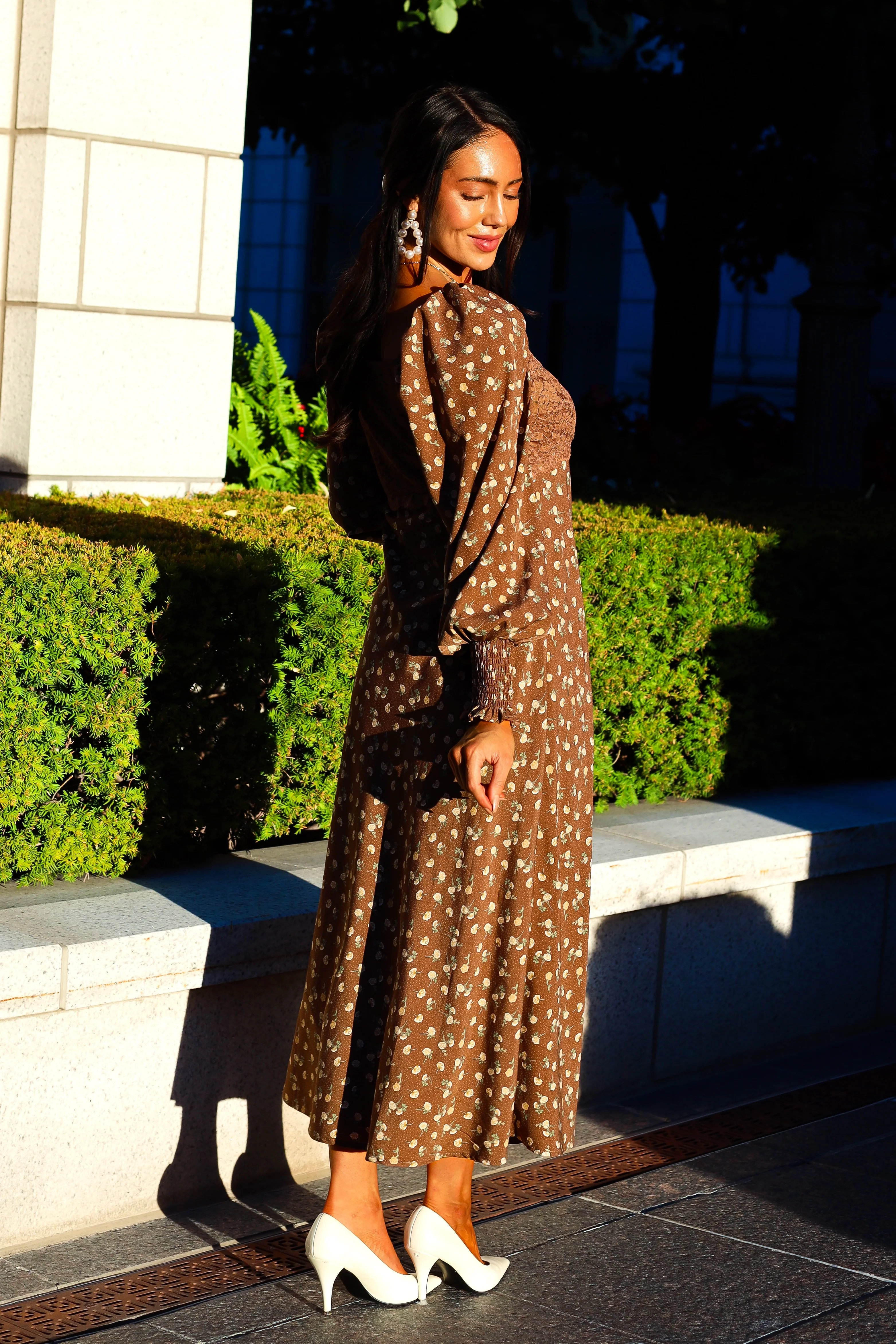 The Jenelle Mocha Mousse Floral Dresses - XNAUWBI