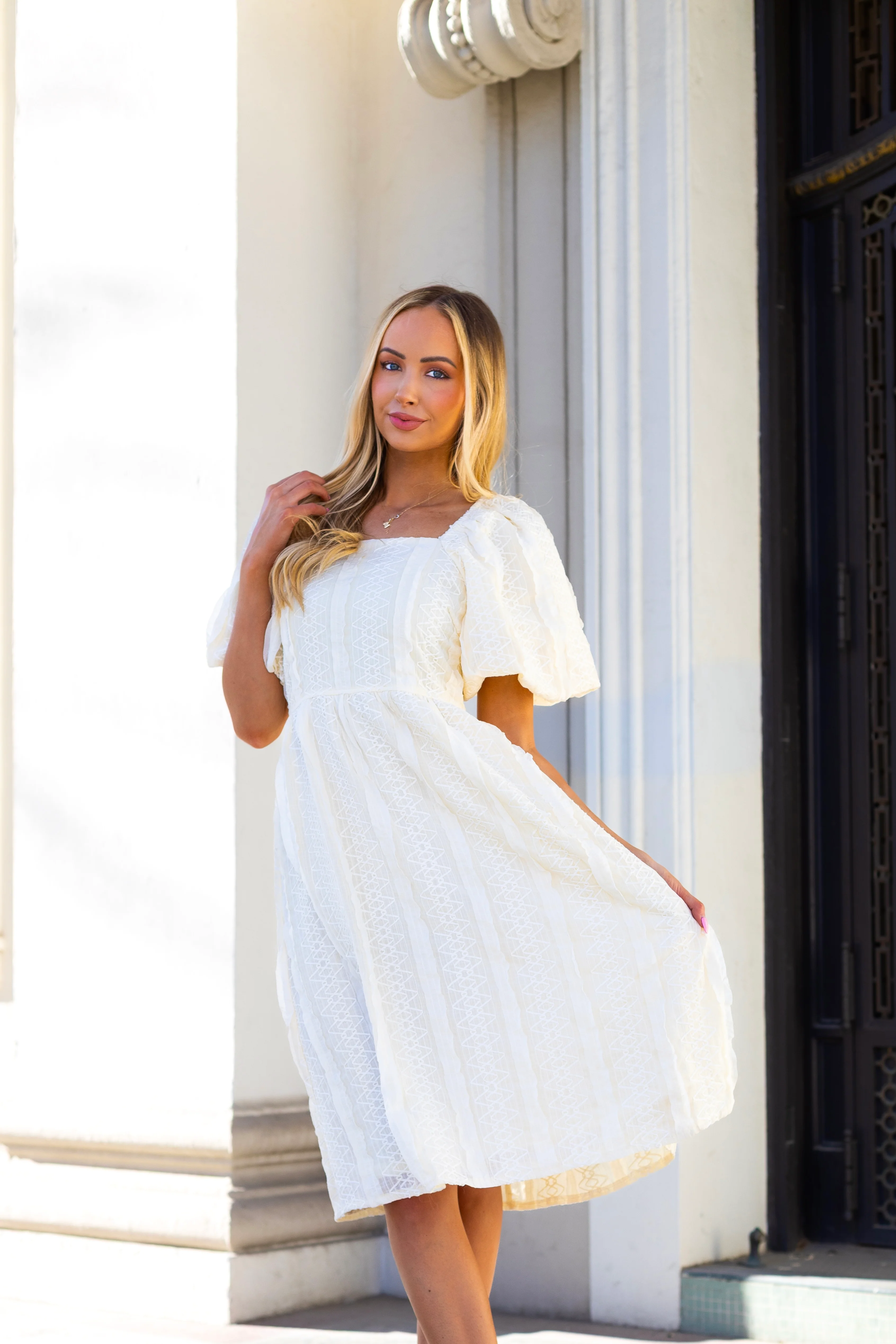 The Lyra Cream Texture Lace Dresses - XNAUWBI