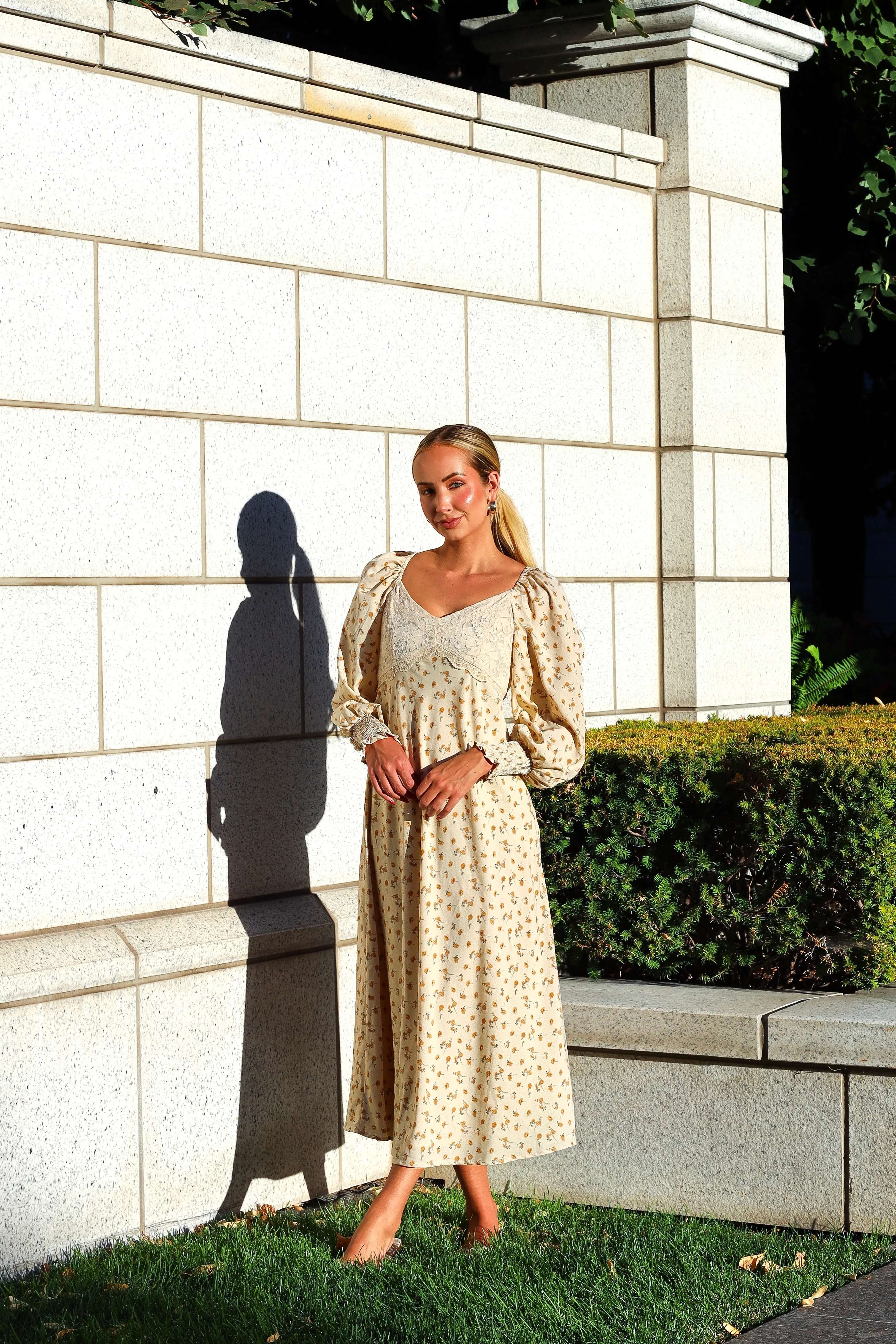 The Jenelle Vintage Cream Floral Dresses - XNAUWBI