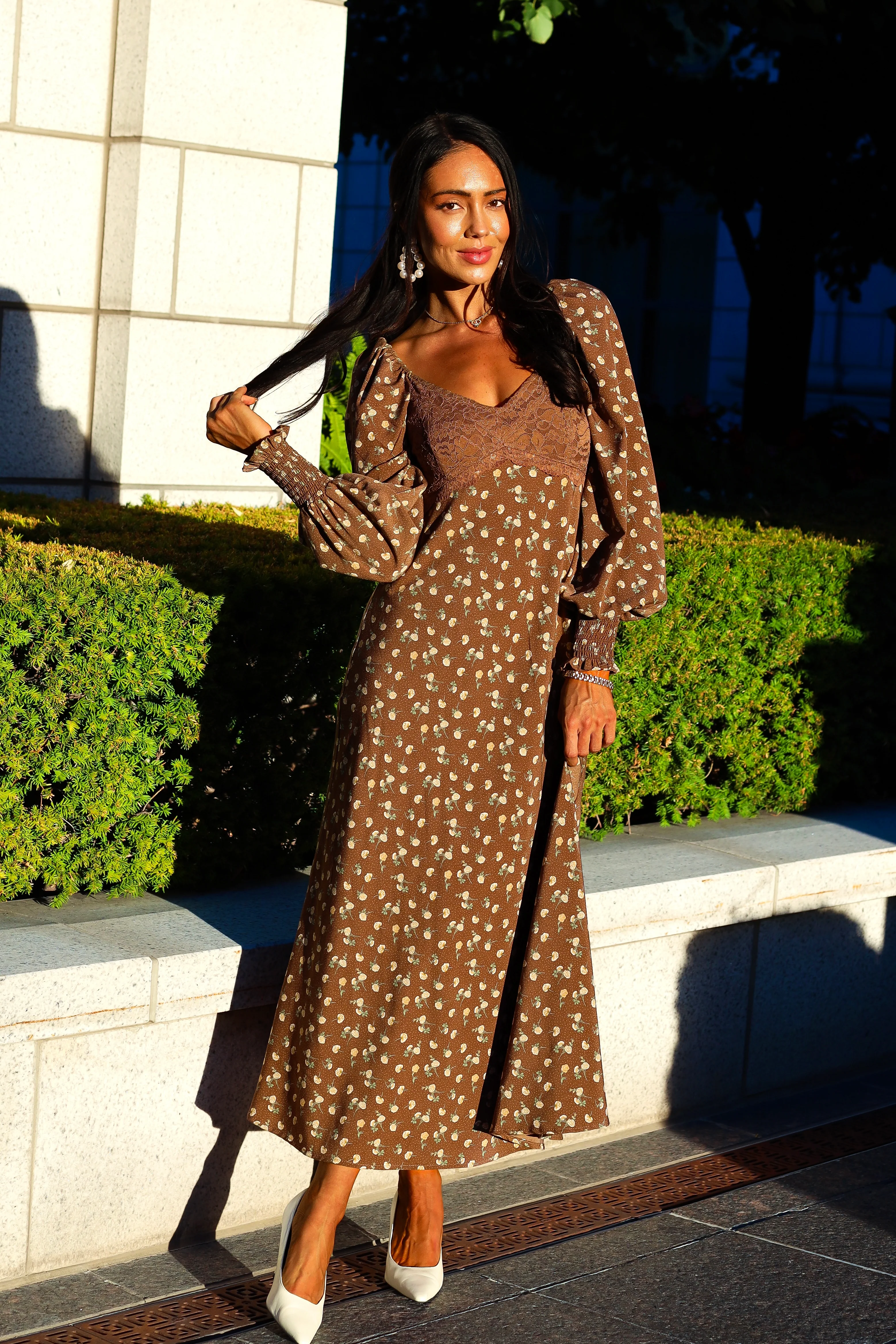 The Jenelle Mocha Mousse Floral Dresses - XNAUWBI