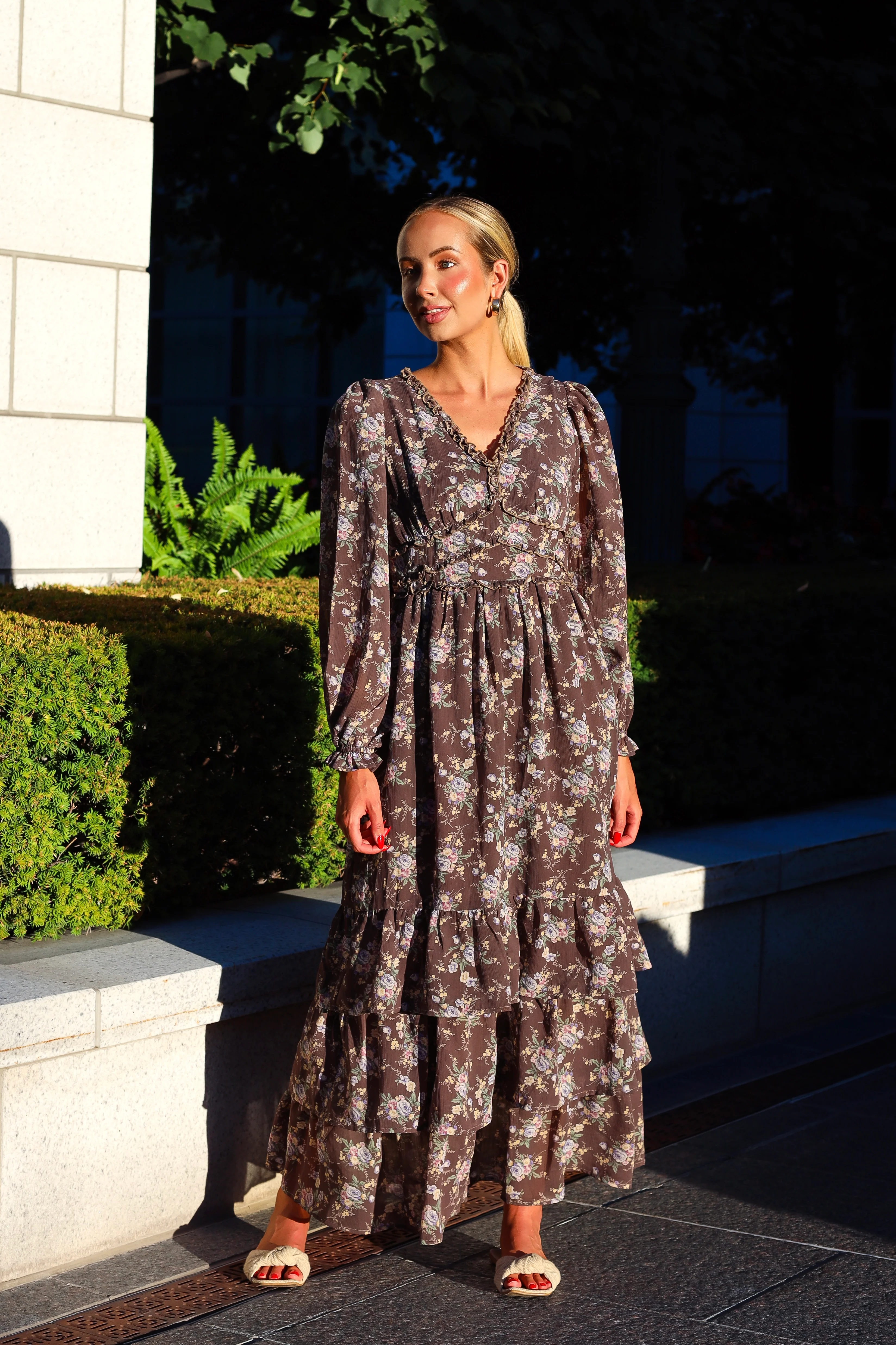 The Flourish Mocha Mousse Floral Dresses - XNAUWBI