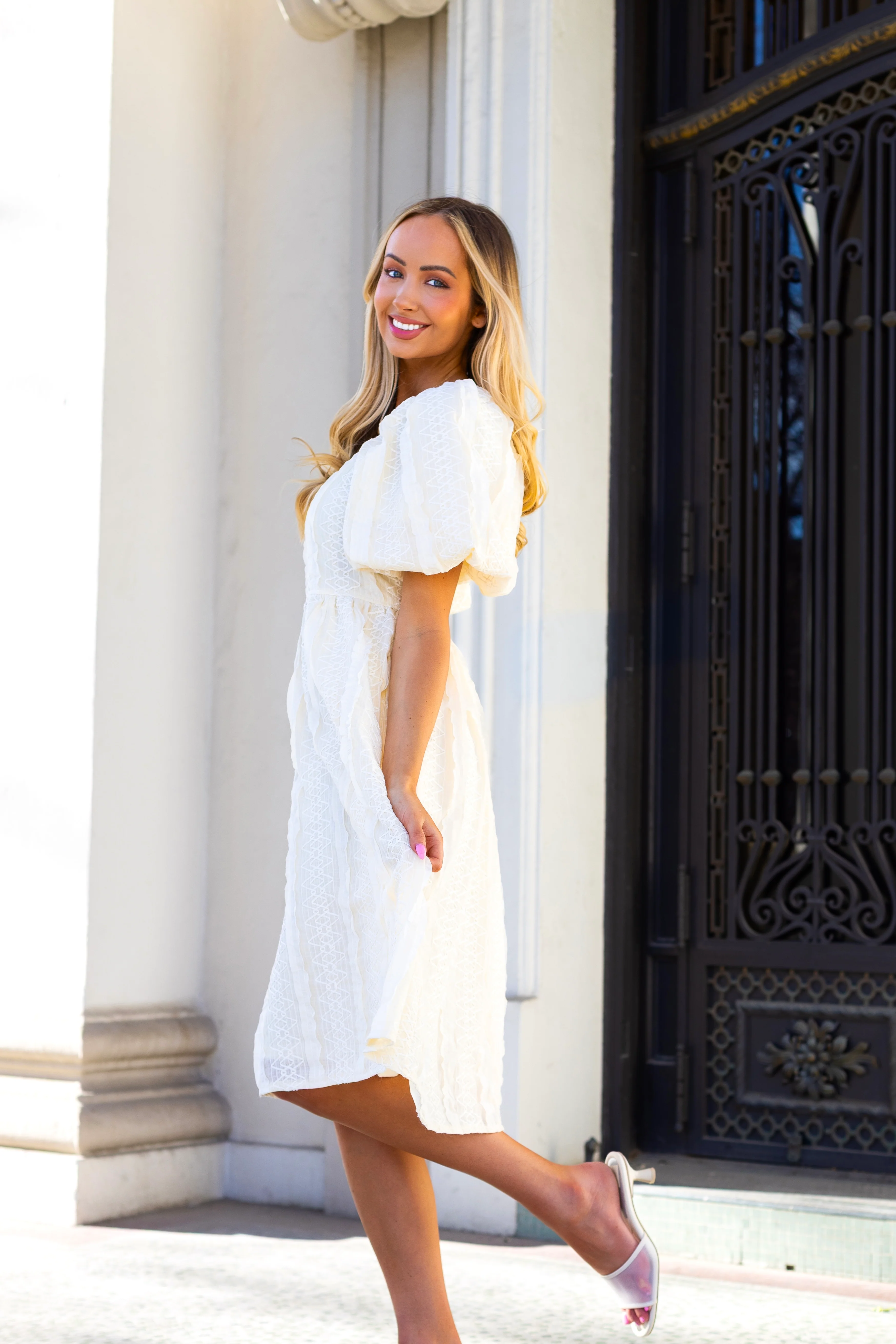 The Lyra Cream Texture Lace Dresses - XNAUWBI