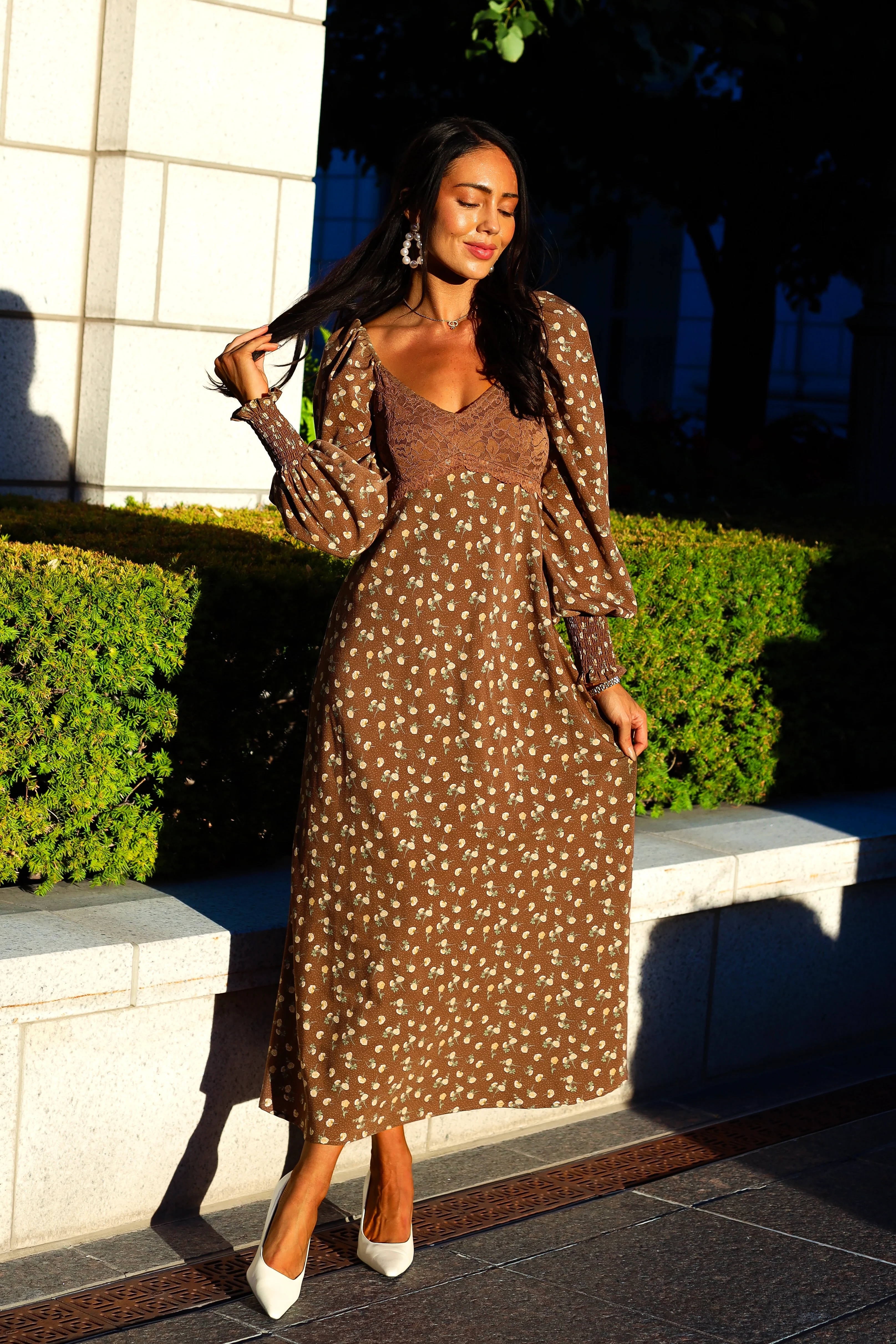 The Jenelle Mocha Mousse Floral Dresses - XNAUWBI