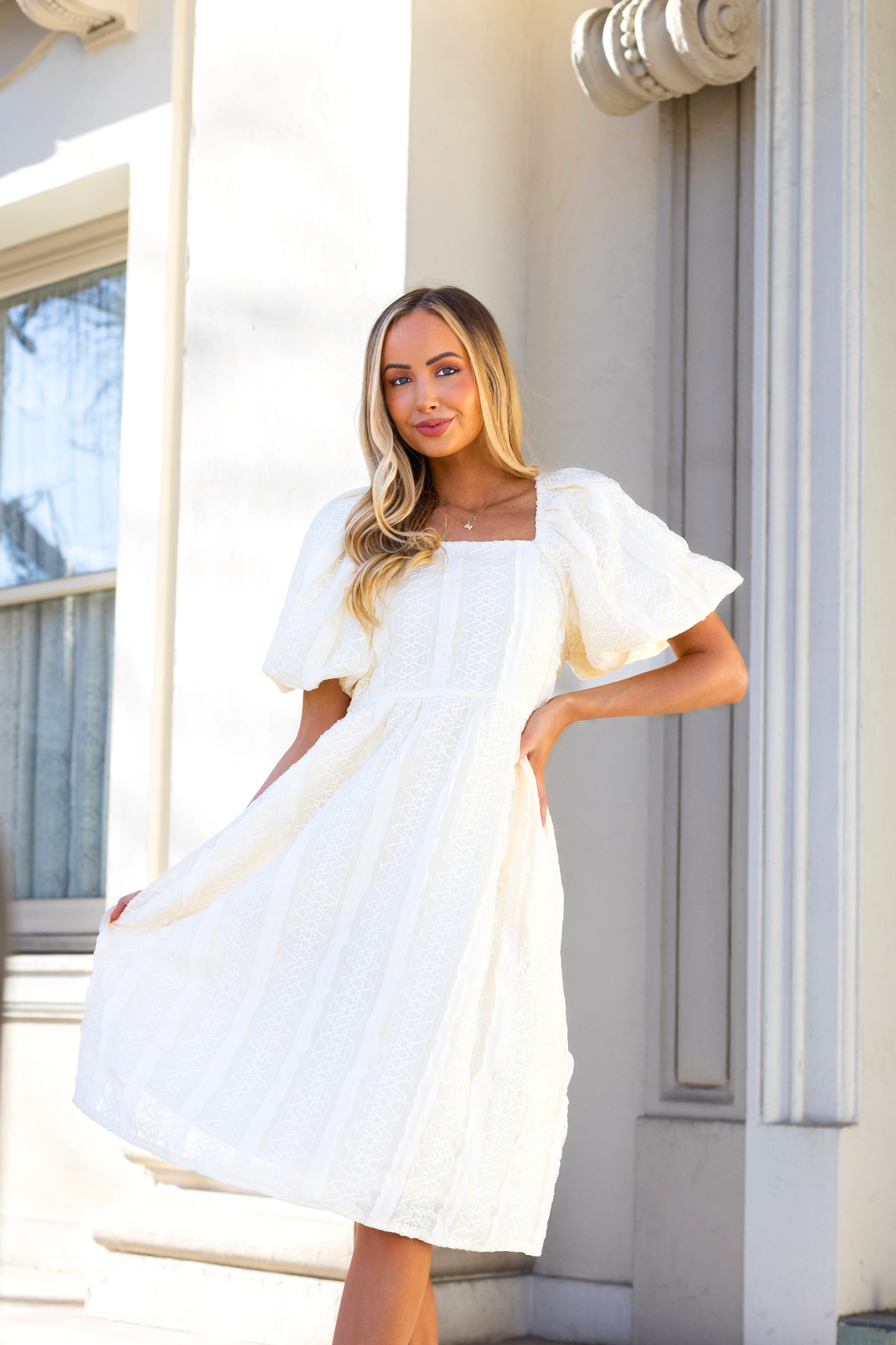 The Lyra Cream Texture Lace Dresses - XNAUWBI