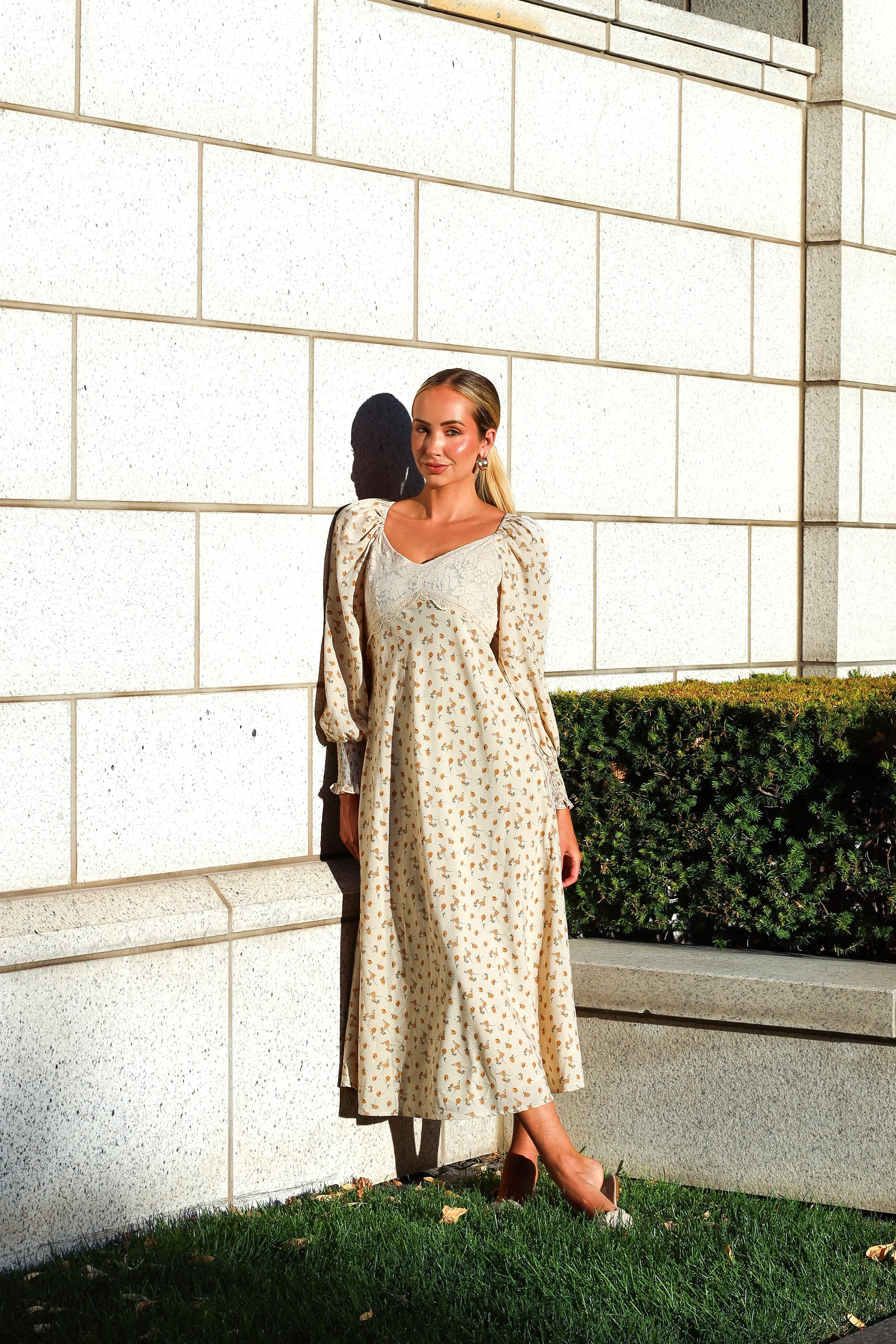 The Jenelle Vintage Cream Floral Dresses - XNAUWBI