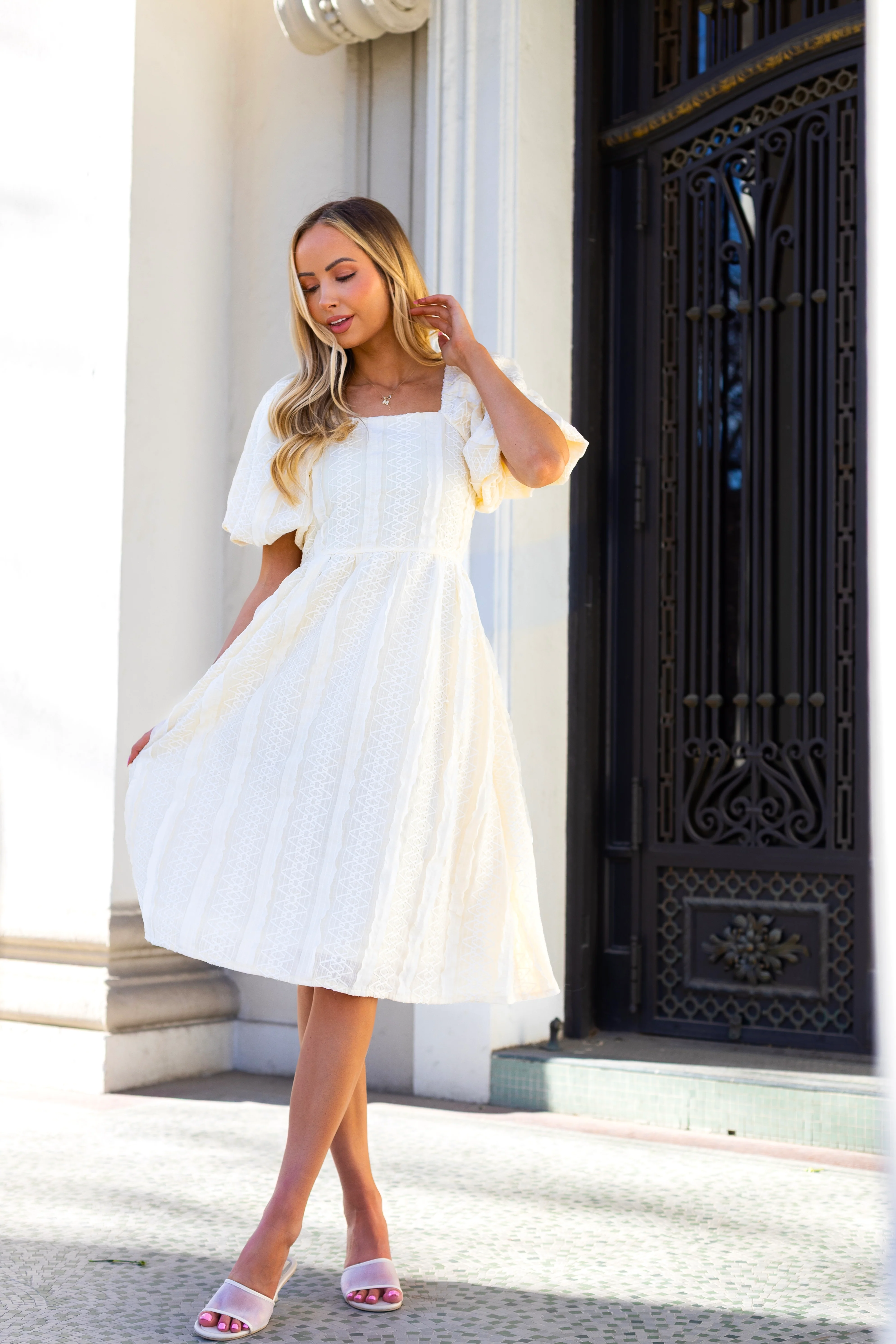 The Lyra Cream Texture Lace Dresses - XNAUWBI