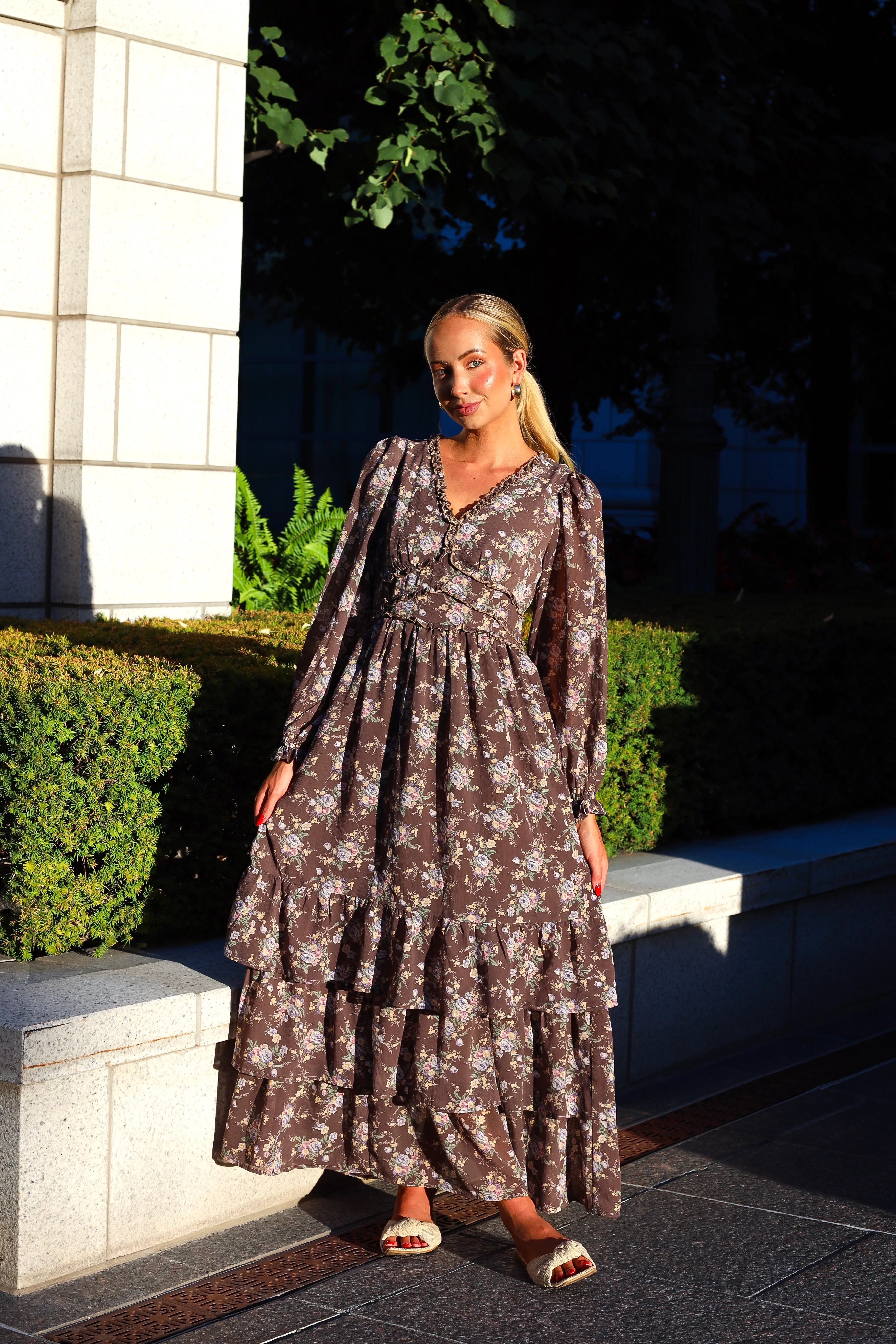 The Flourish Mocha Mousse Floral Dresses - XNAUWBI