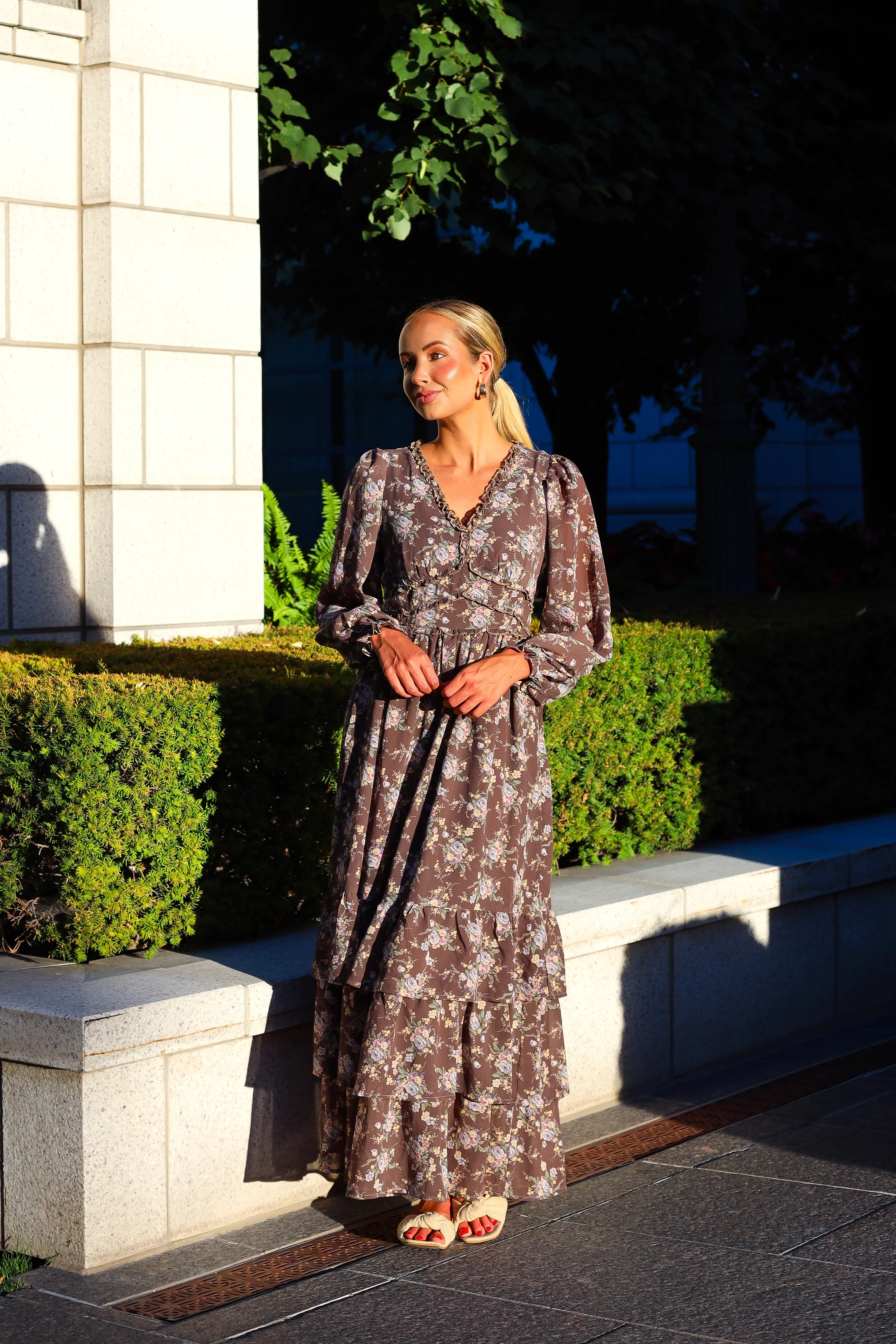 The Flourish Mocha Mousse Floral Dresses - XNAUWBI