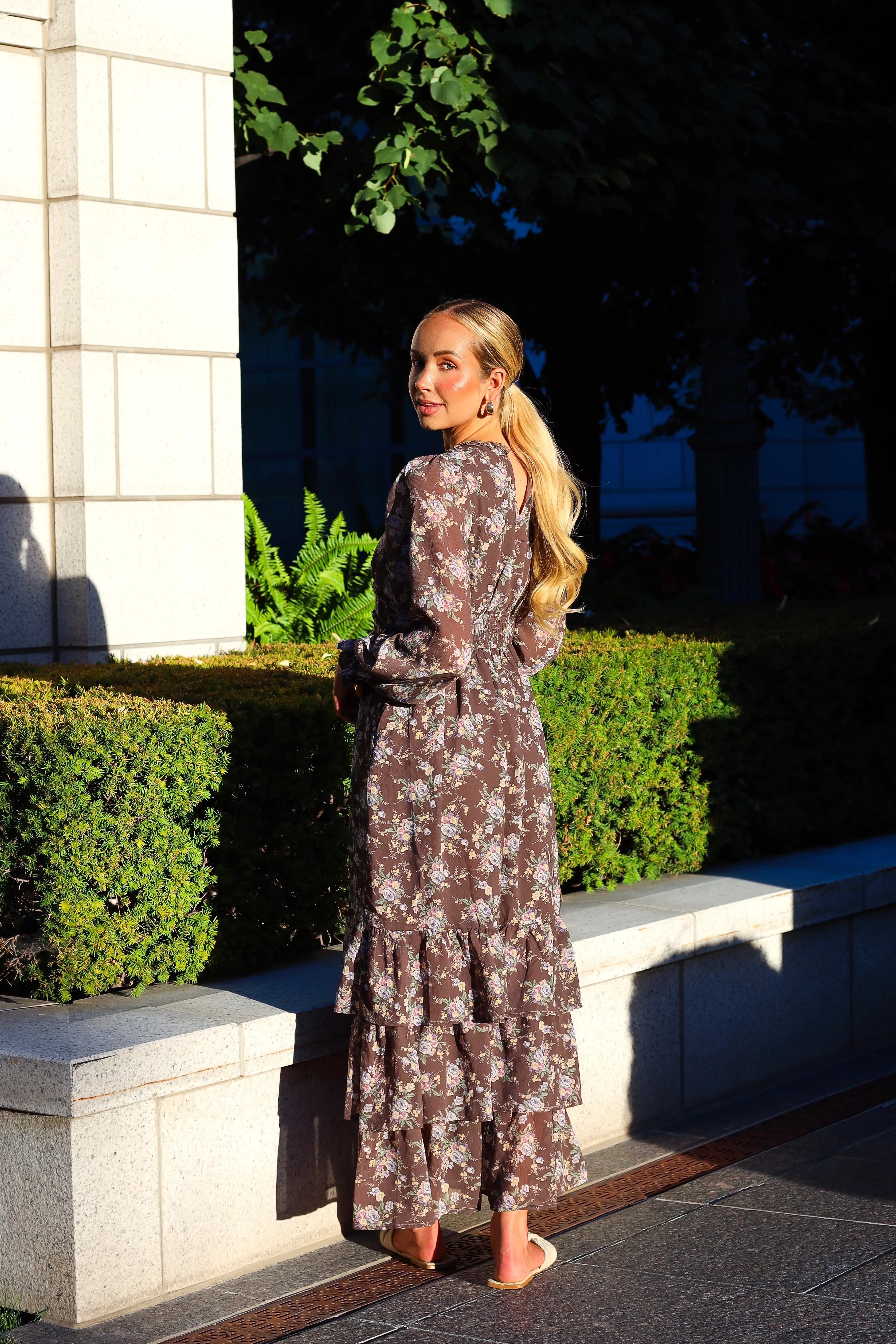 The Flourish Mocha Mousse Floral Dresses - XNAUWBI