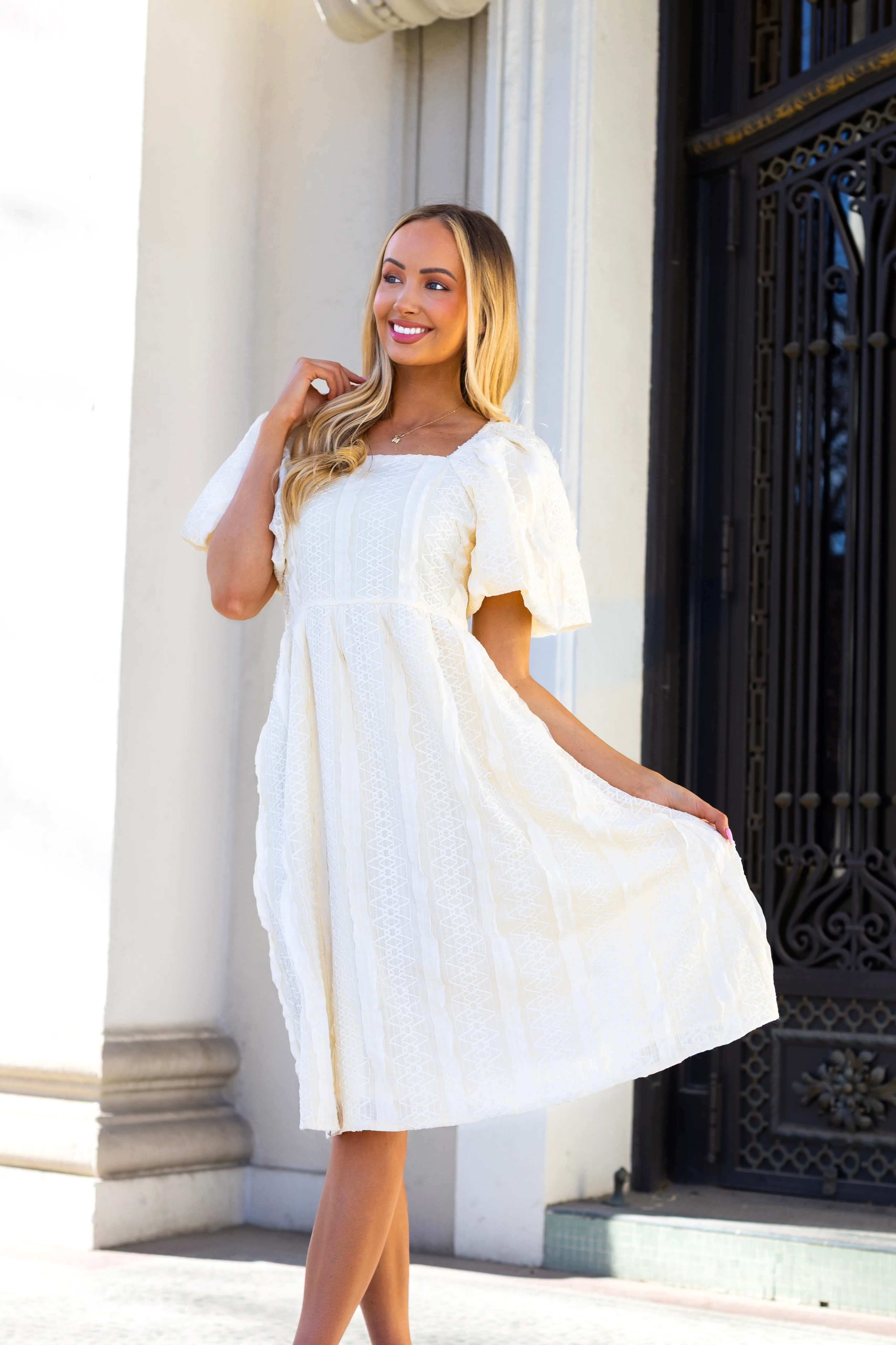 The Lyra Cream Texture Lace Dresses - XNAUWBI
