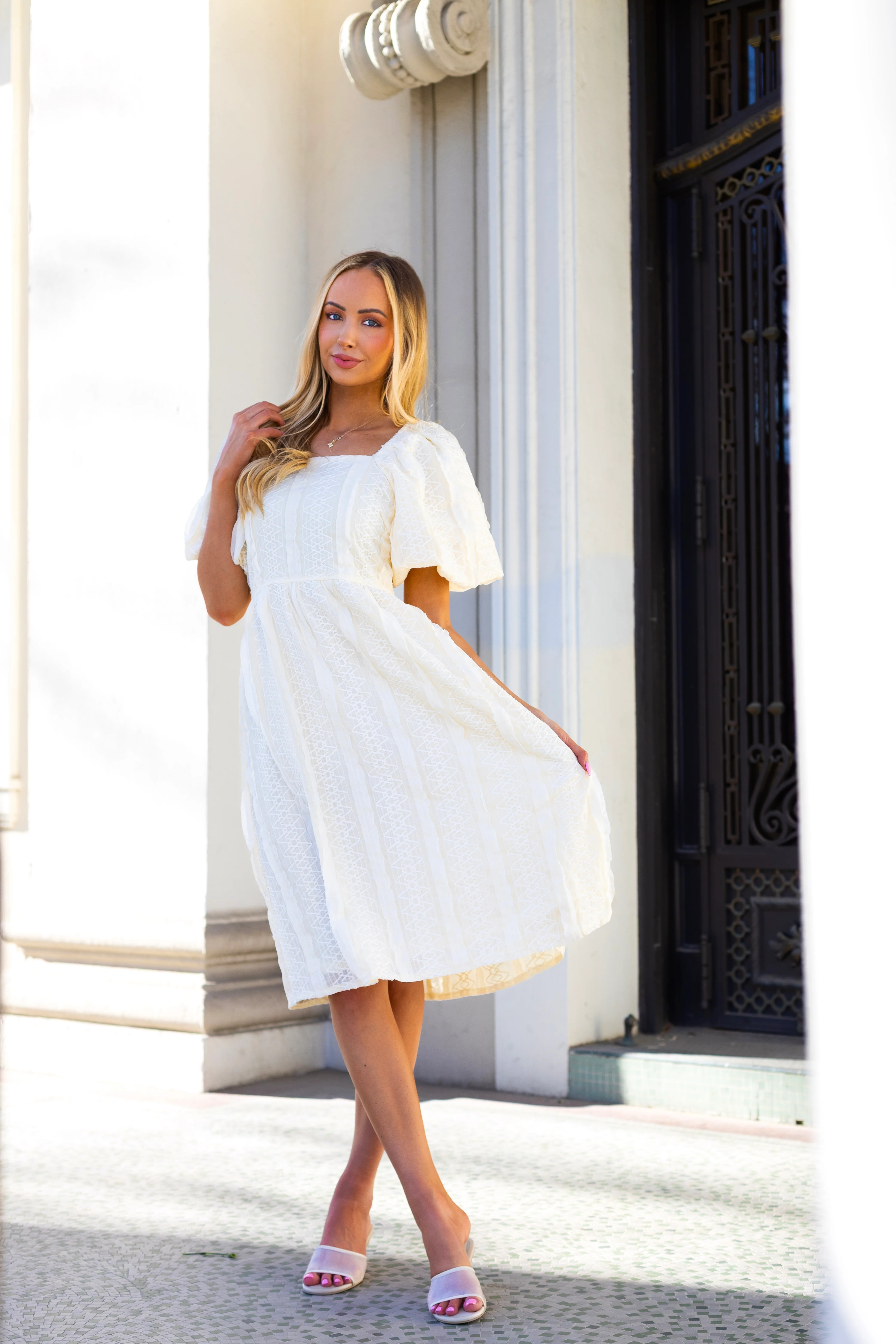 The Lyra Cream Texture Lace Dresses - XNAUWBI