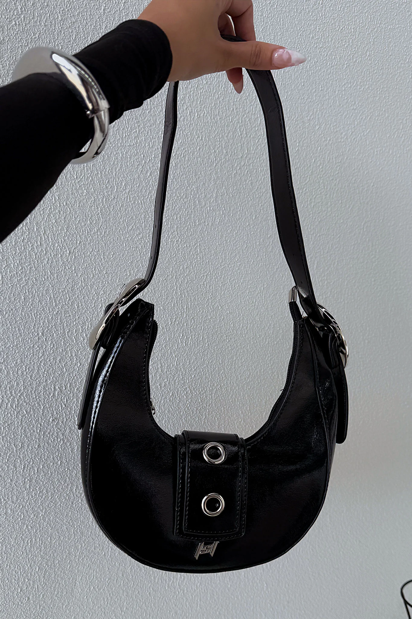 Blaze Shoulder Bag - Black - XNAUWBI