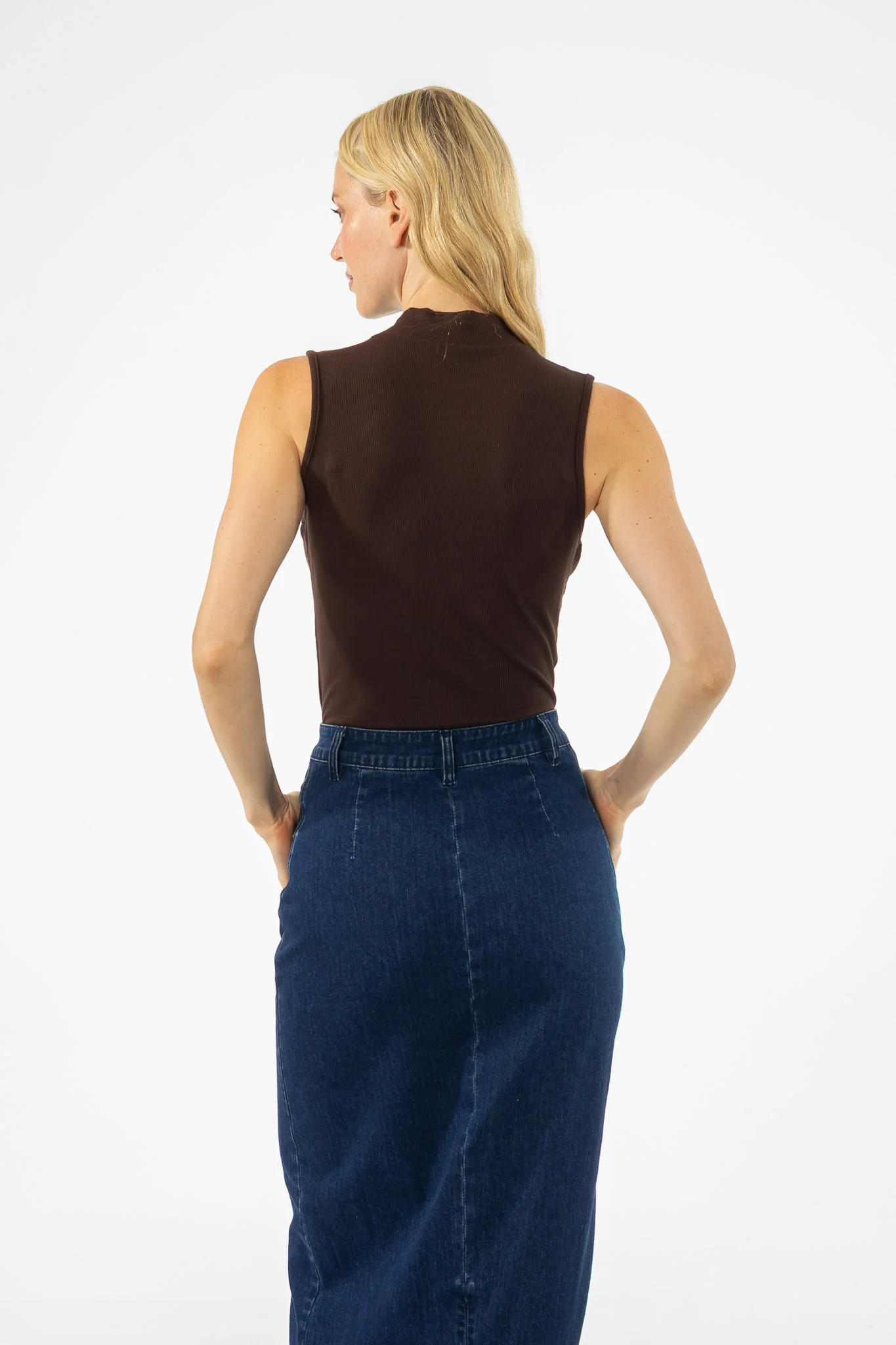 Brown Ribbed Sleeveless Mock Neck Top - KJDHW