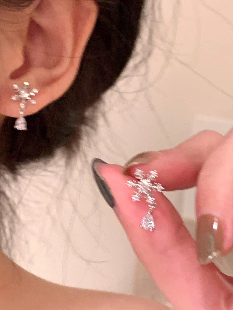 Exquisite and gentle flash zirconium snowflake earrings for women, high-end, light luxury, unique, beautiful earrings, temperament earrings, mosquito coil ear clips - EHAORUI