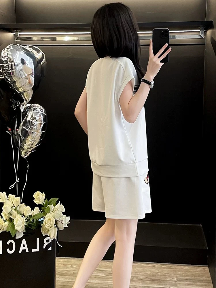 Comfortable lazy style casual sports suit for women 2025 summer fashion age-reducing white short-sleeved top and shorts two-piece suit - EHAORUI