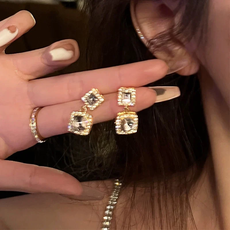 Bingtang Qiaoqi ~ Light luxury and exquisite zircon square earrings, simple design, small fragrance style, retro and high-end earrings trend - EHAORUI