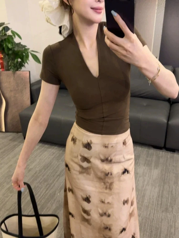 This year's popular coffee color V-neck short-sleeved T-shirt for women 2025 summer new style slimming super beautiful unique beautiful tops - EHAORUI