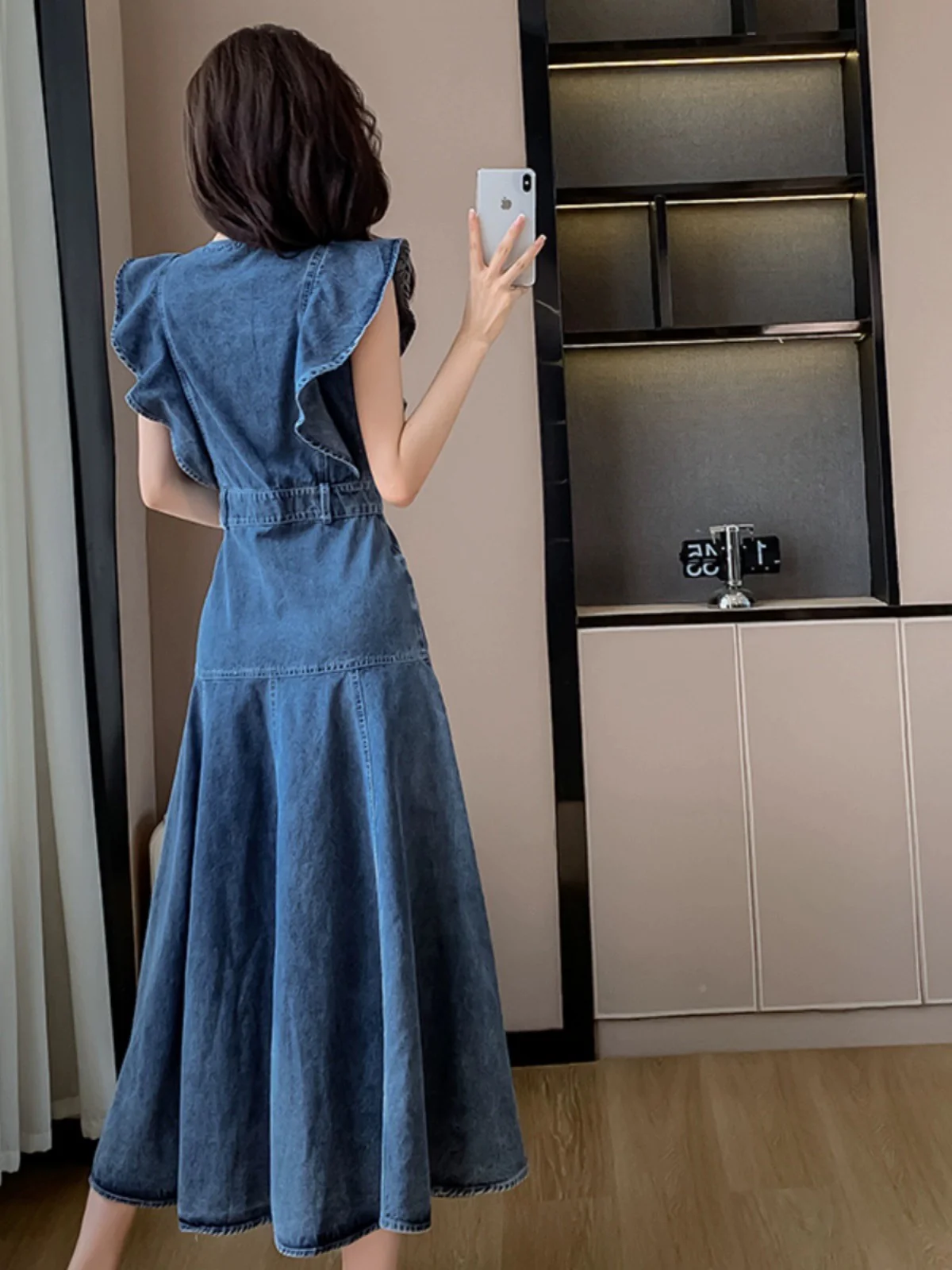 Retro Hong Kong style denim dress for women with summer design, waist slimming, casual temperament, flying sleeves, sleeveless long skirt - EHAORUI