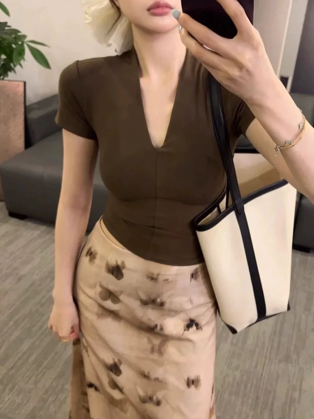 This year's popular coffee color V-neck short-sleeved T-shirt for women 2025 summer new style slimming super beautiful unique beautiful tops - EHAORUI