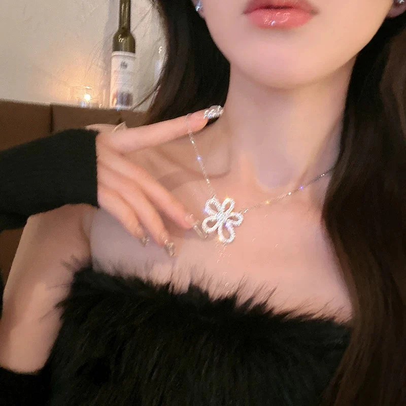 Micro-encrusted zircon five-petal flower necklace, light luxury niche women's high-end design, 2023 new hot style clavicle chain trend - EHAORUI