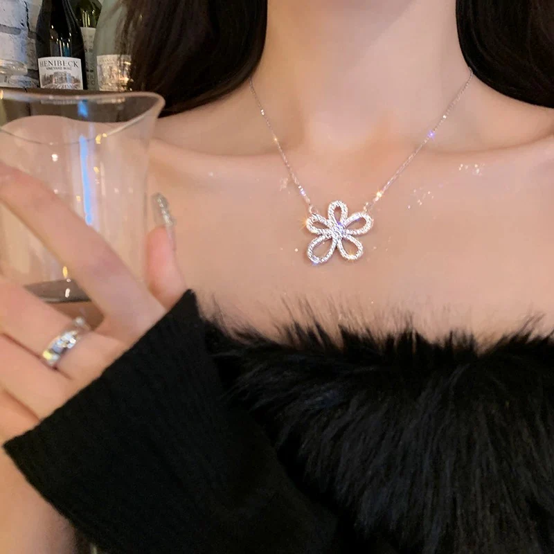 Micro-encrusted zircon five-petal flower necklace, light luxury niche women's high-end design, 2023 new hot style clavicle chain trend - EHAORUI