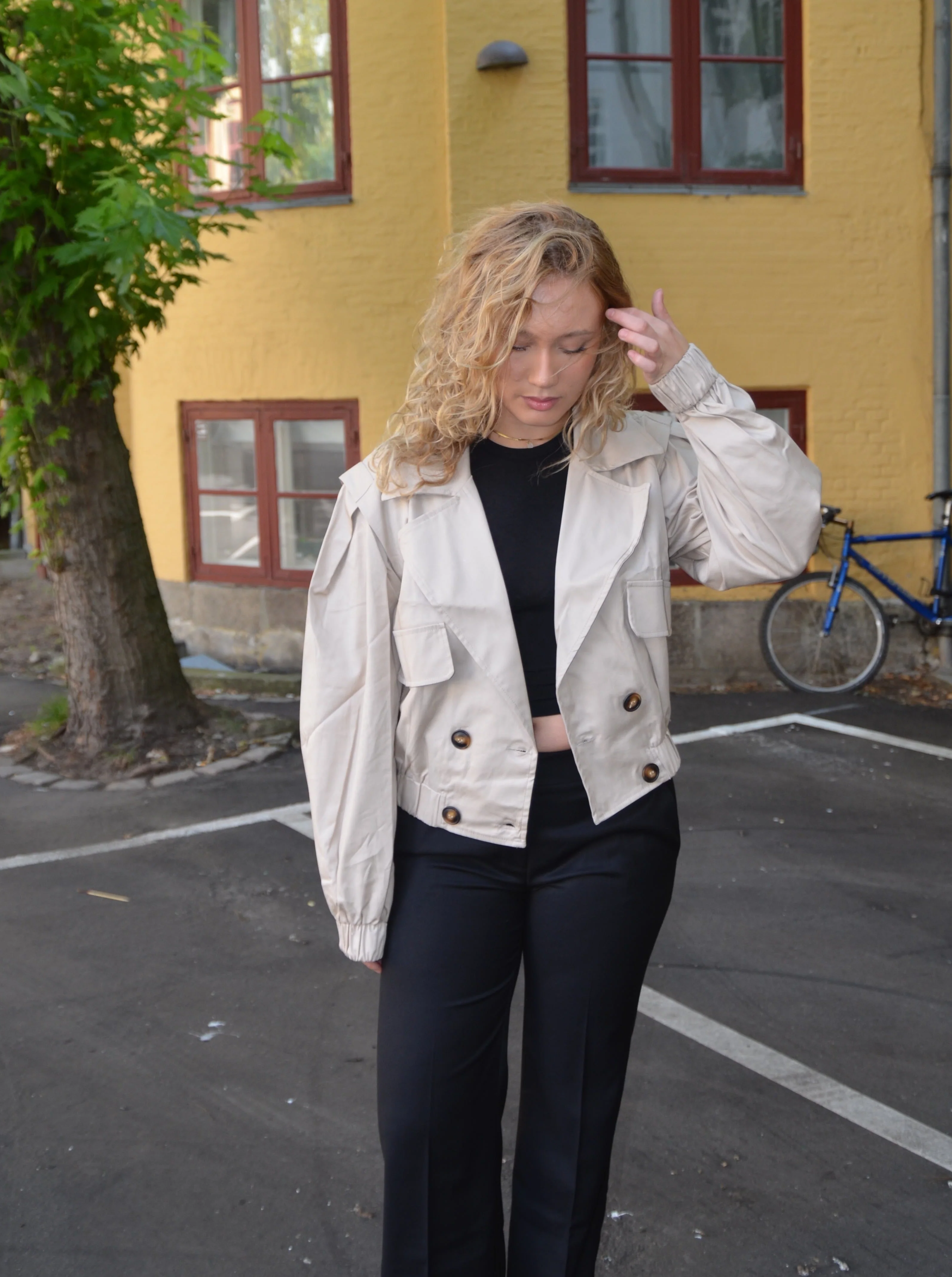 Millie cropped trench coat - Beige - necksoother