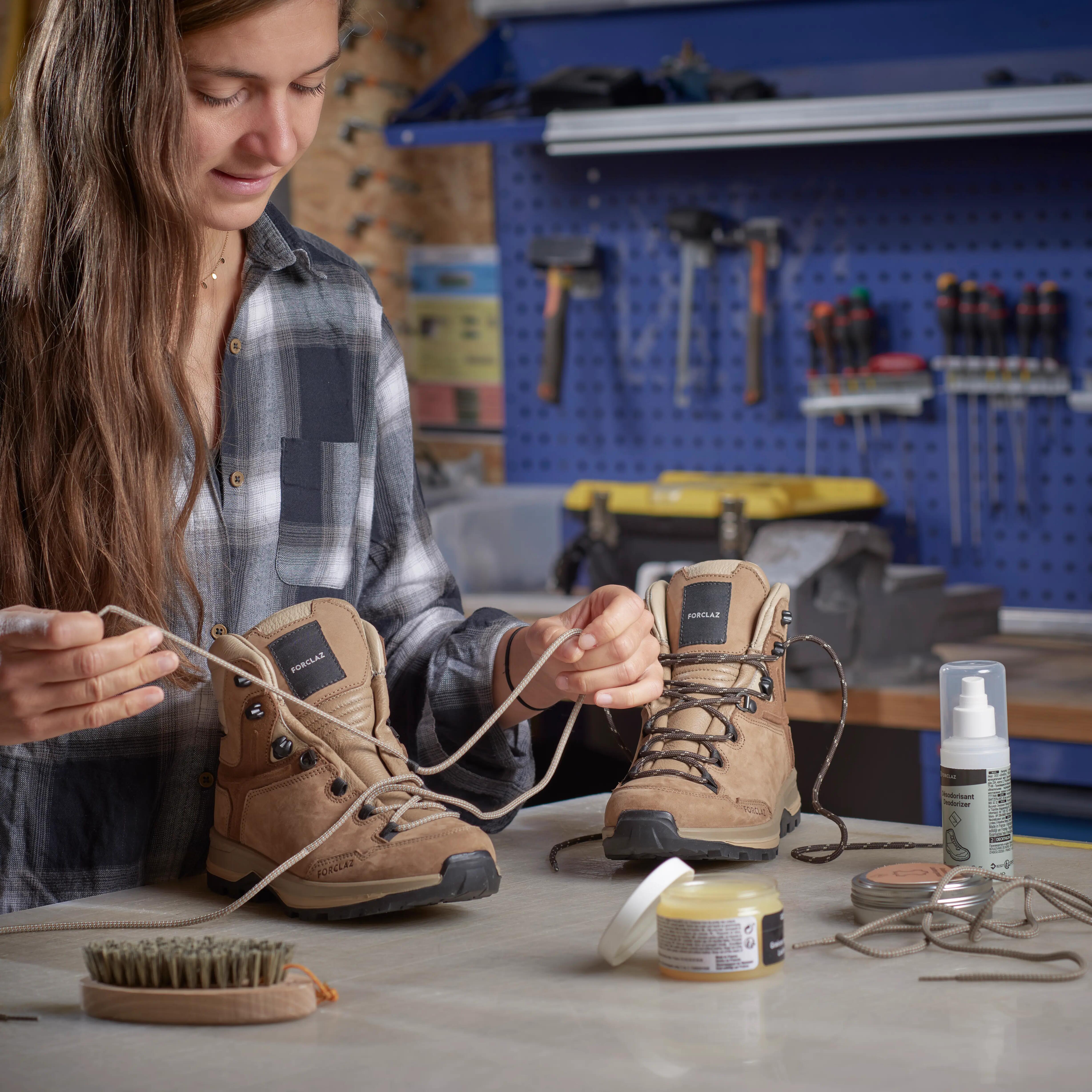 Shoe odour neutralising spray