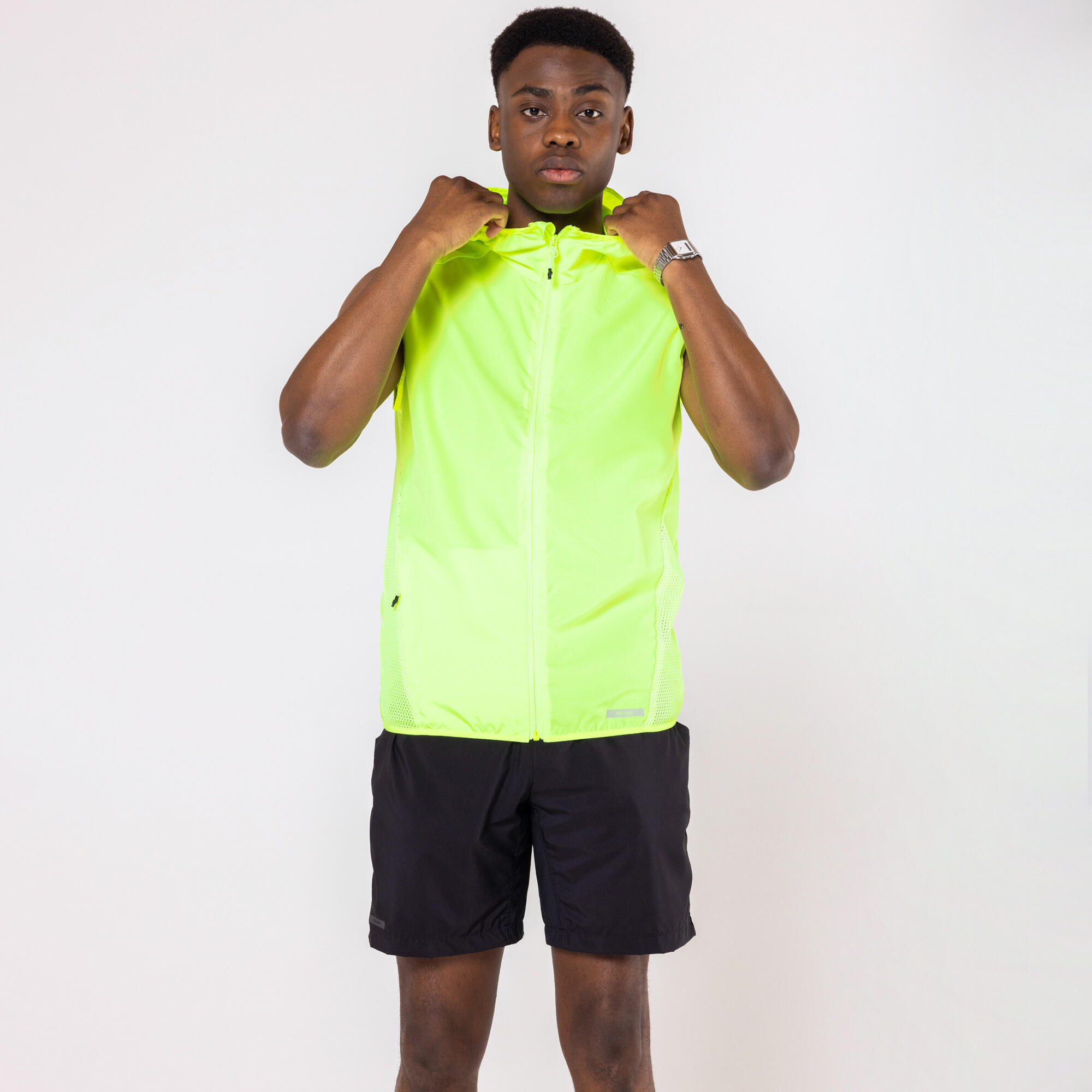 MEN'S RUN 100 HIGH-VISIBILITY SLEEVELESS WINDPROOF JACKET