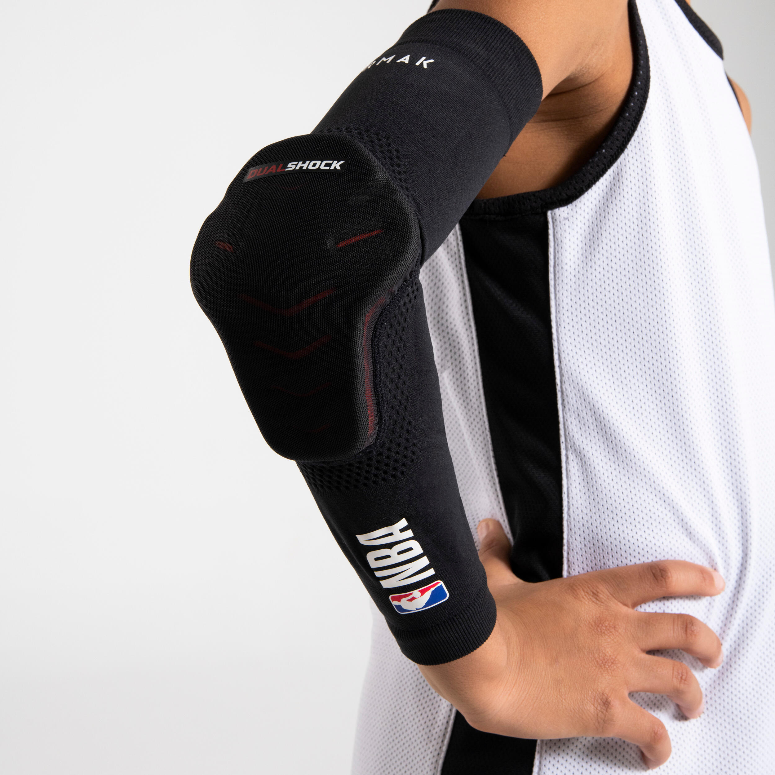 Kids' Basketball Elbow Guard EP500 - Black NBA   Dualshock