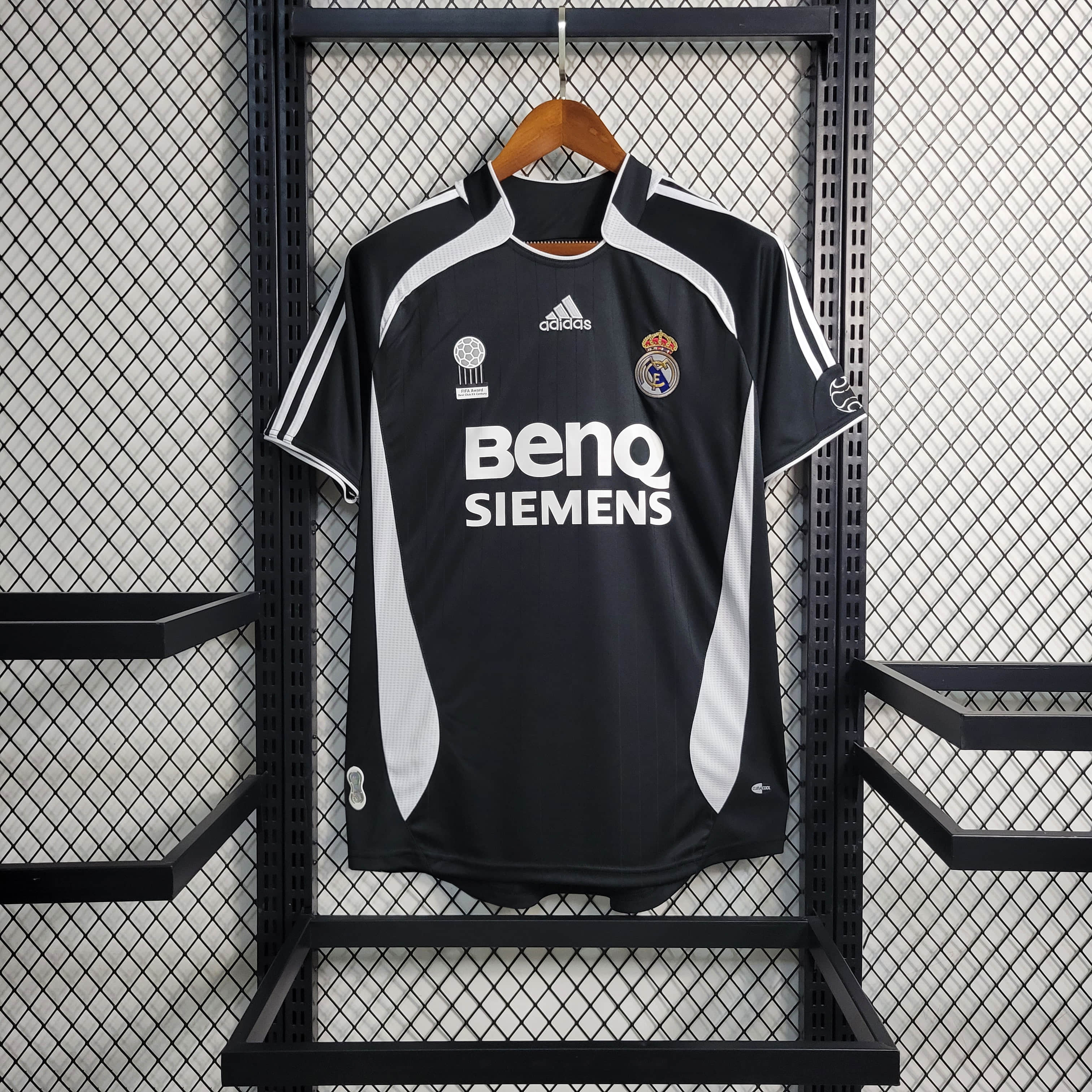 Retro 06/07 Real Madrid Two Guest