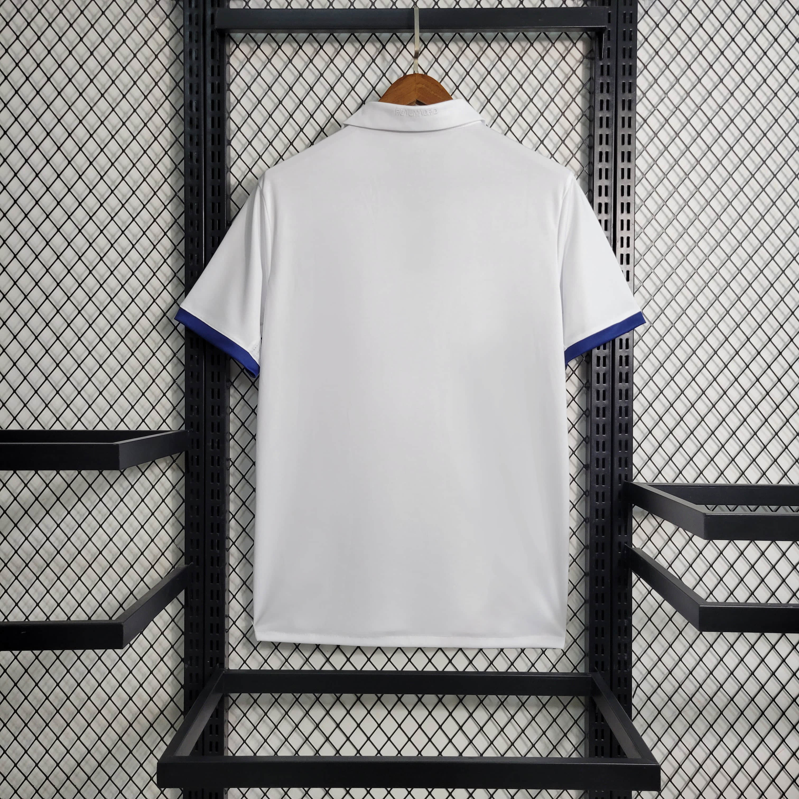 Retro 16/17 Real Madrid Main